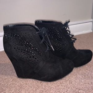 Shi Black Wedge